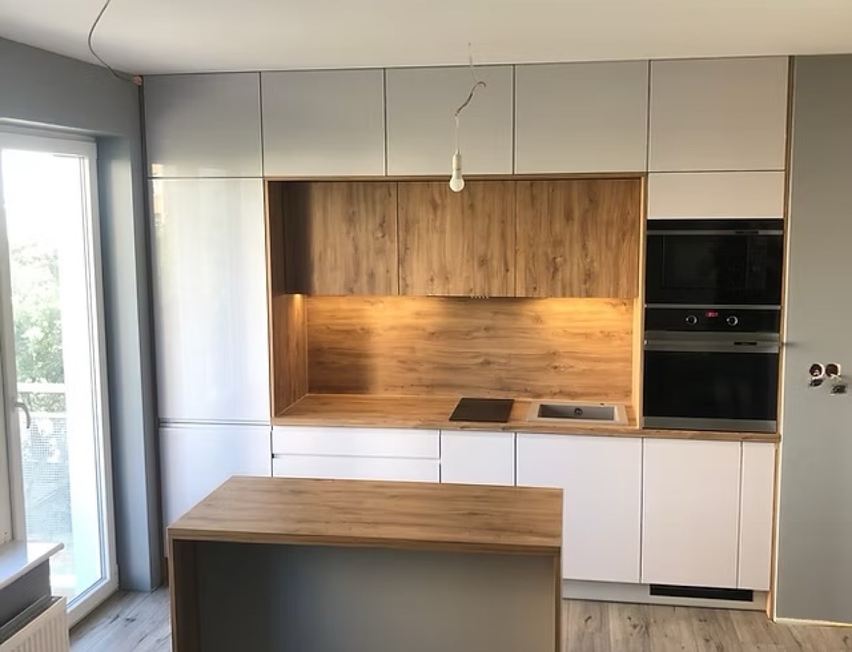 Kuchnia z wyspą — dąb, biel, balkon
